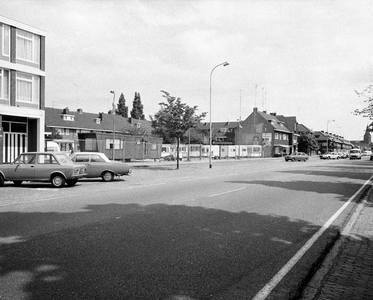 856922 Gezicht op de Amsterdamsestraatweg te Utrecht, met het terrein van het Caravan Centrum. Geheel links het pand ...